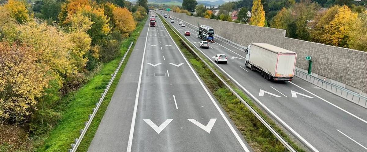 Co znamenají šipky na dálnici?