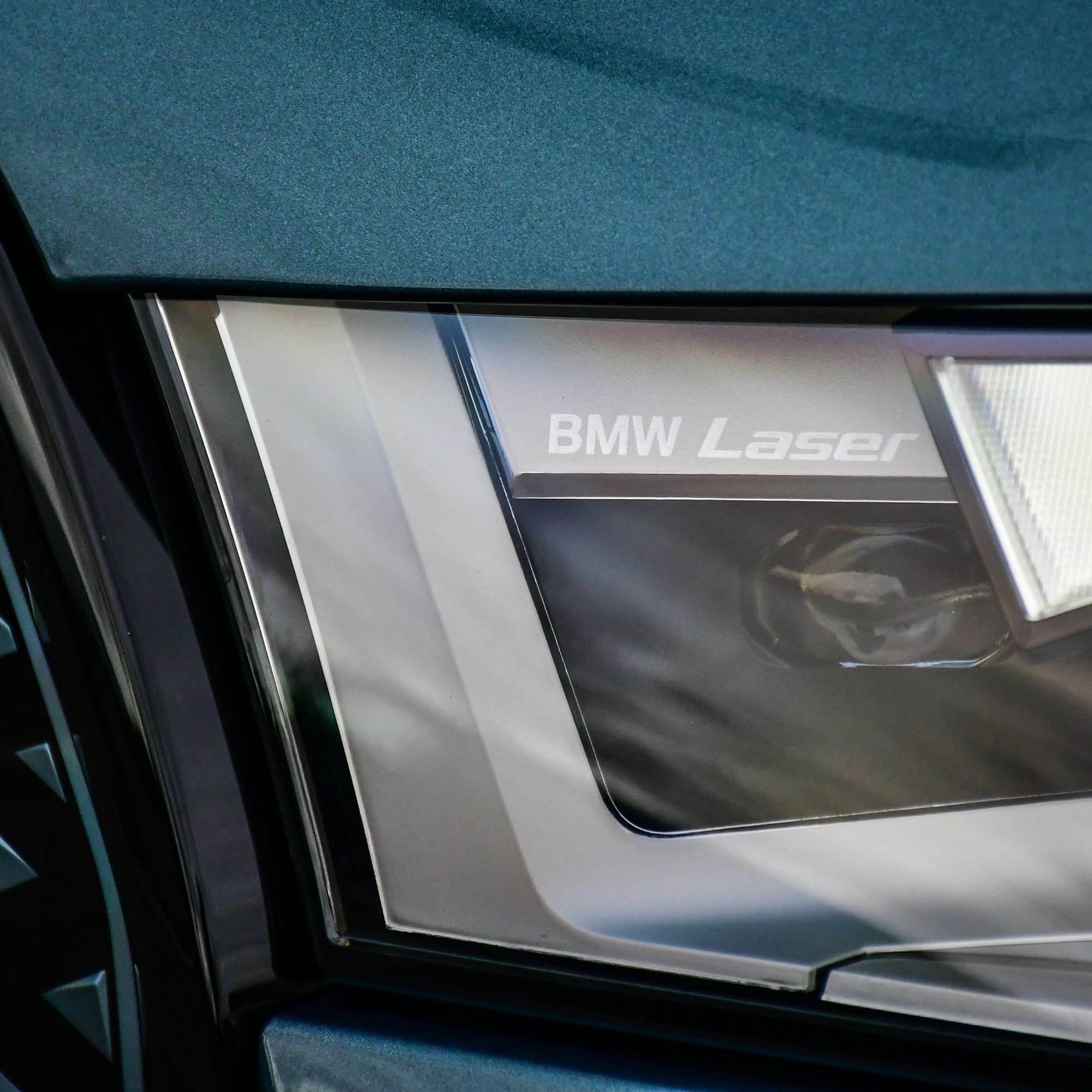 SUV z jiné planety ukazující budoucnost – BMW iX