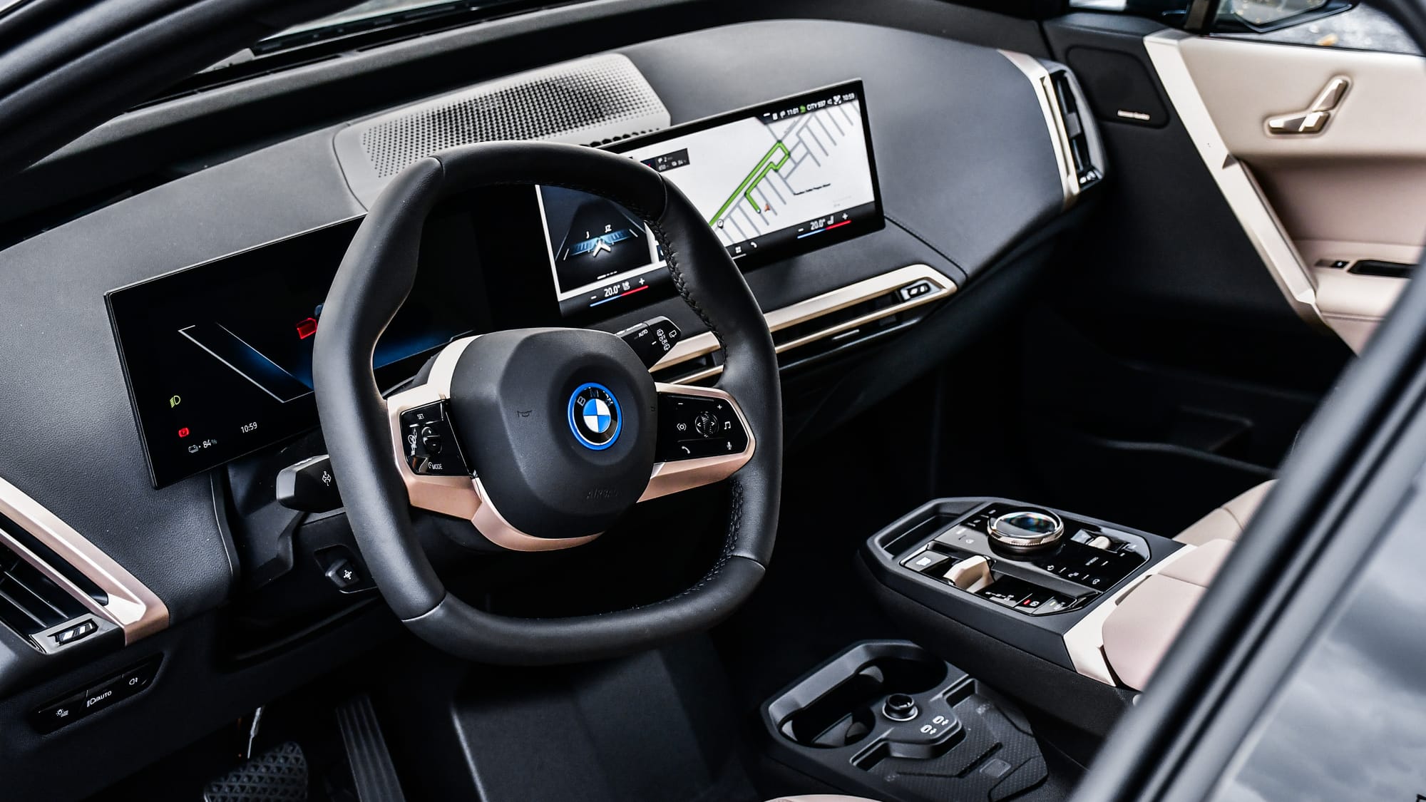 SUV z jiné planety ukazující budoucnost – BMW iX