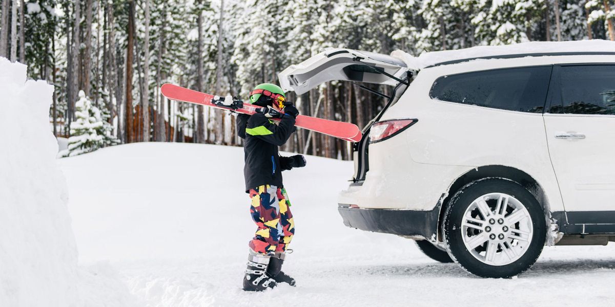 Jak správně převážet lyže v autě?