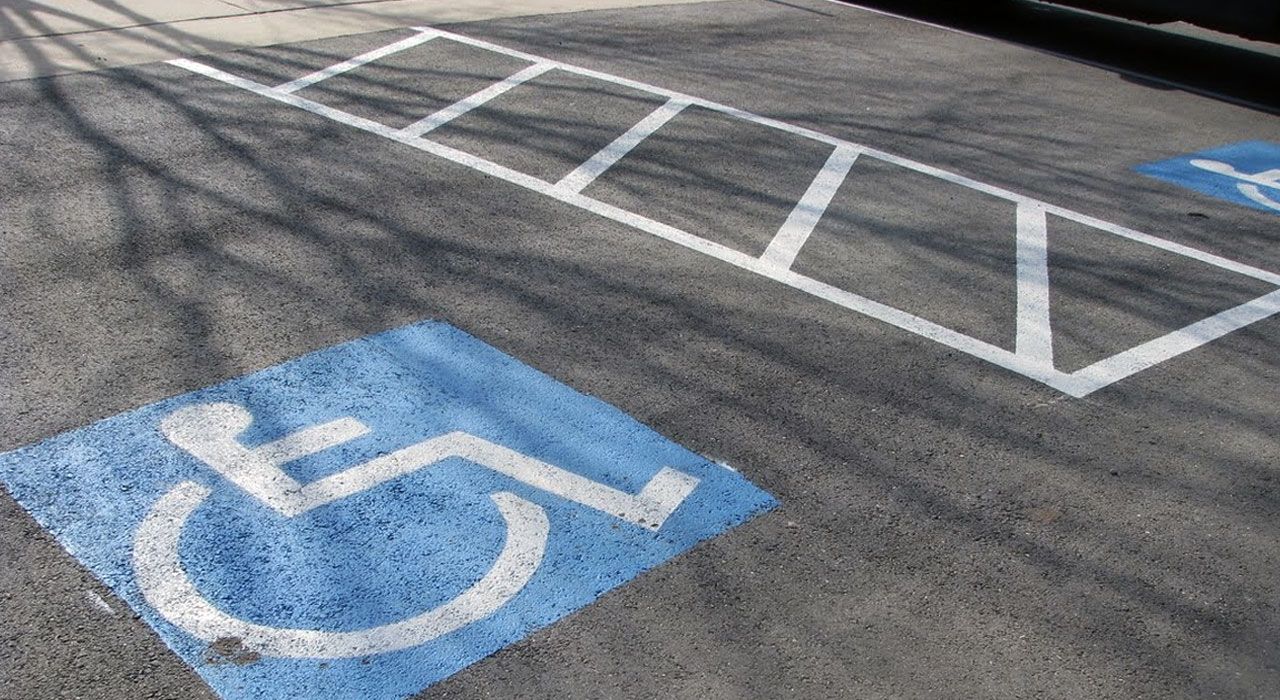 Za neoprávněné parkování na invalidech hrozí body. Platí to i v obchodních centrech.