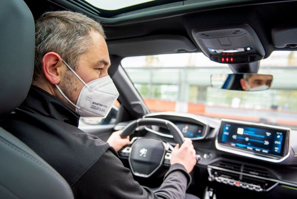 Jak se chovat v autě v době koronaviru? Vnitřní ventilaci raději nepoužívejte.