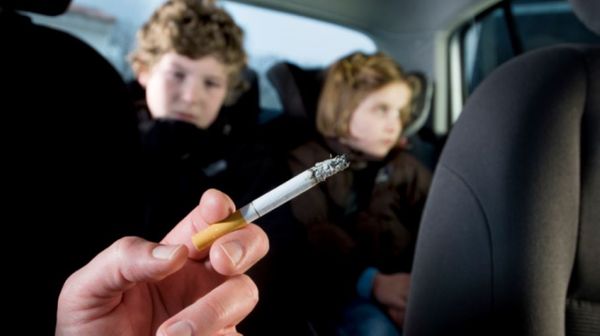 Kouření v autě se nevyplatí