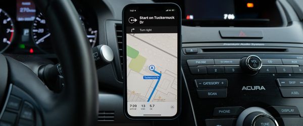 Navigace: Je lepší ta v mobilu nebo vestavěná v autě?