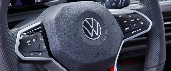 Dotykové plochy na volantu už nechceme, hlásá Volkswagen
